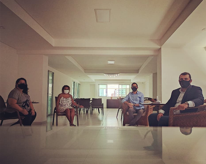 Reunião entre assessoria jurídica, administração e conselho condominial